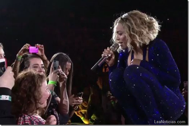 beyonce sings to a girl