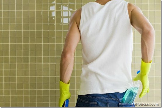 hombres que viven con una mujer deben ayudarla con las tareas del hogar