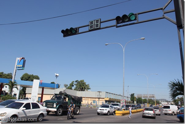 Cambio de semáforo en Av. Cajigal con Juan de Urpin. (1)