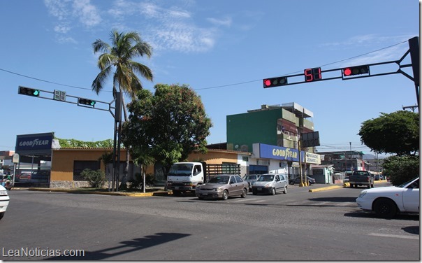 Cambio de semáforo en Av. Cajigal con Juan de Urpin. (antiguo cada)