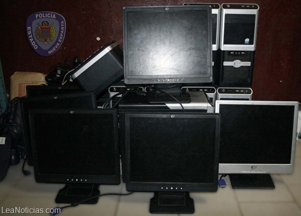 FOTO 1- Monitores y CPU recuperados gracias a la rápida actuación policial