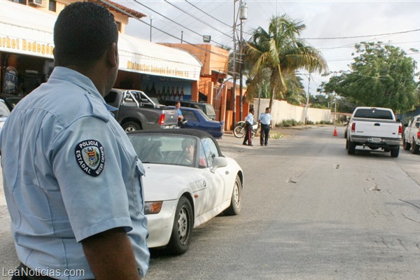 FOTO 1- Varios detenidos durante los despliegues de seguridad por parte del Inepol