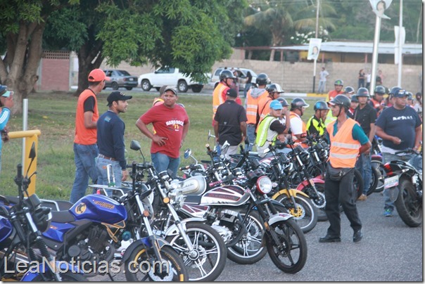 GNB y MILITANTES DEL PSUV LLEGAN A LAS AFUERAS DEL CC (32)