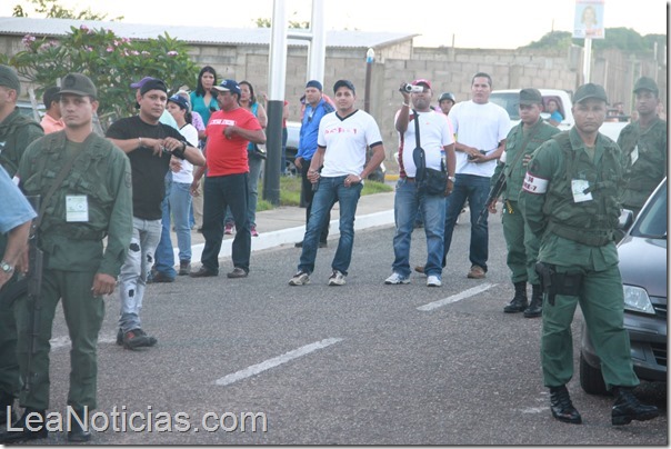 GNB y MILITANTES DEL PSUV LLEGAN A LAS AFUERAS DEL CC (41)