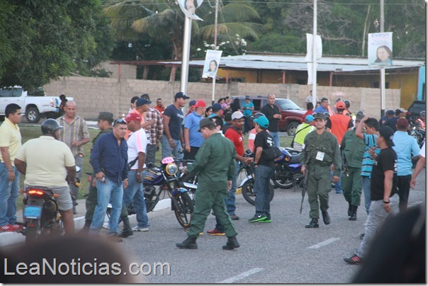 GNB y MILITANTES DEL PSUV LLEGAN A LAS AFUERAS DEL CC (8)