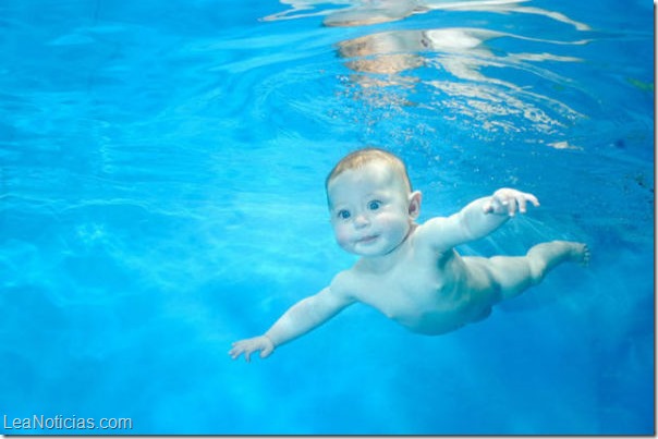 bebes bajo el agua