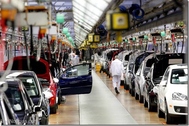 Workers assemble a VW car on the production line at the Volkswagen factory in Wolfsburg, Germany, Thursday, March 2, 2006. Photographer: Wolfgang von Brauchitsch/Bloomberg News