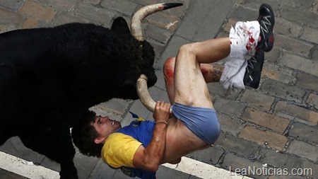 Diego Miralles gets gored by a bull on Estafeta street during the sixth running of the bulls of the San Fermin festival in Pamplona July 12, 2013. The runner, a 31-year-old man from Castellon, Spain, was gored three times. REUTERS/Susana Vera (SPAIN)

