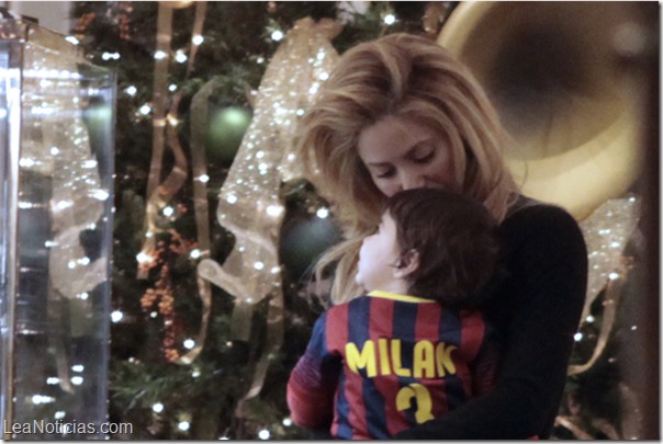 Shakira and Milan Christmas Shopping in Barcelona
