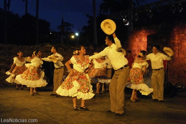 CASA FUERTE Presentación de la Noche Oriental - Danzas Las Ardillas de Boyaca - Agrupación Cuerdas Caribeñas  17 - 01 - 2014 (8)