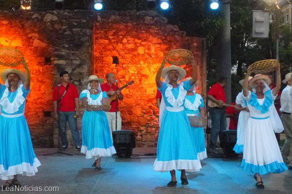 CASA FUERTE Presentación de la Noche Oriental - Danzas Las Ardillas de Boyaca - Agrupación Cuerdas Caribeñas  17 - 01 - 2014 (29)