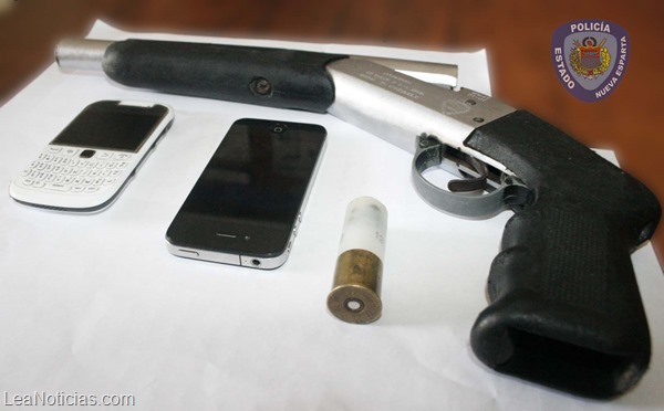 FOTO 1- Arma decomisada a los presuntos antisociales y celulares incautados