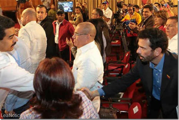 apreton de manos entre Maduro y Capriles