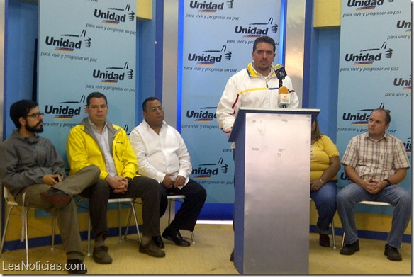 Foto rueda de prensa del Bloque Parlamentario de la Unidad  -28.02.2014