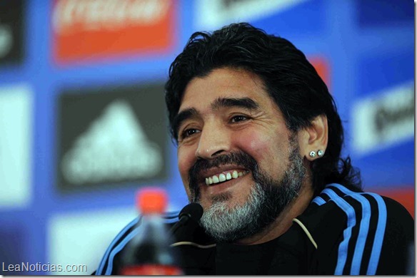 Télam Pretoria Sudafrica 01/06/2010
En el primer contacto del entrenador del seleccionado argentino, Diego Maradona, en la concentración de su equipo en Pretoria, aseguró que "los muchachos se merecen llegar al último partido, con la ayuda de Dios vamos a tener un gran Mundial".
Foto:Claudio Fanchi(Enviado Especial)/jcp