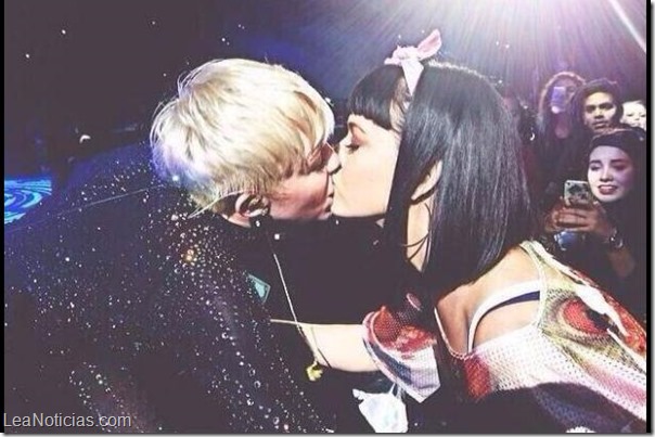 miley y katy beso