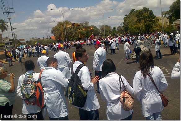 Estudiante toman las calle en el dia del medico CdBolivar
