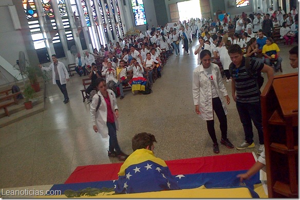 Misa en CdBolivar estudiantes y medico