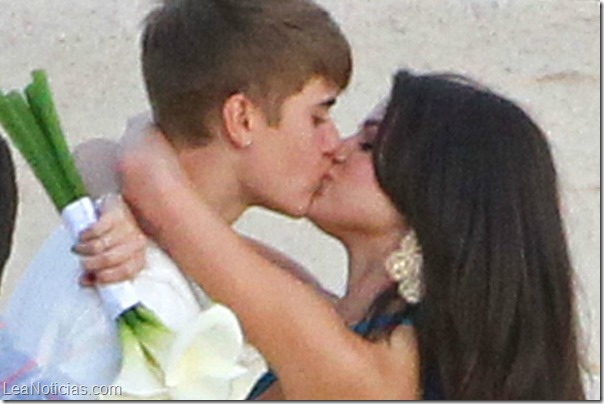 selena y justin beso