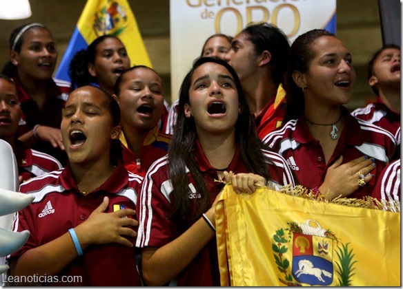 Llegada de la selección sub 17 Femenina de fútbol al Aeropuerto Simon Bolivar de Mayquetia Caracas  foto EDIXON GAMEZ 