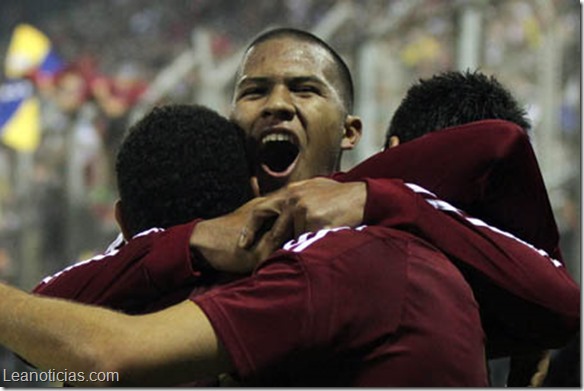 STA 126 -SALTA (ARGENTINA), 13/07/2011.- El jugador de la selección de fútbol de Venezuela Grenddy Perozo (izq) y sus compañeros Miku Fedor (der) y José Salomón Rondón (der) festejan el último gol de su equipo ante Paraguay, hoy 13 de julio del 2011, durante un partido disputado en la ciudad de Salta, por el grupo B, de la primera fase de la Copa America Argentina 2011. Paraguay y Venezuela igualaron 3-3. EFE/JOSE JACOME