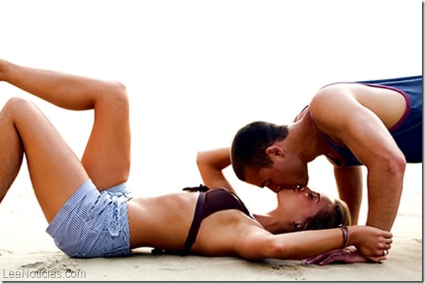 summer-sex-on-the-beach-playa-pareja-couple-sexy-sexo-sexual-beso-vacaciones-luna-de-miel