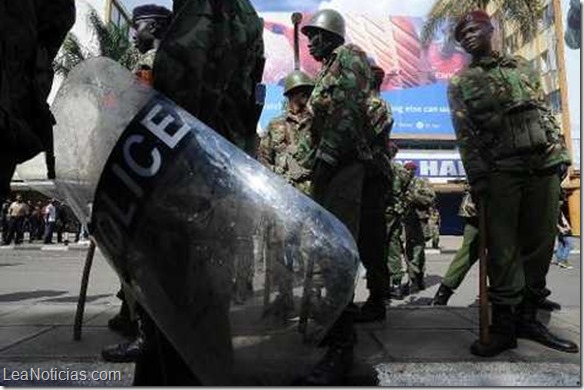Agentes-policia-keniana-guardia-Nairobi_PREIMA20130921_0089_32