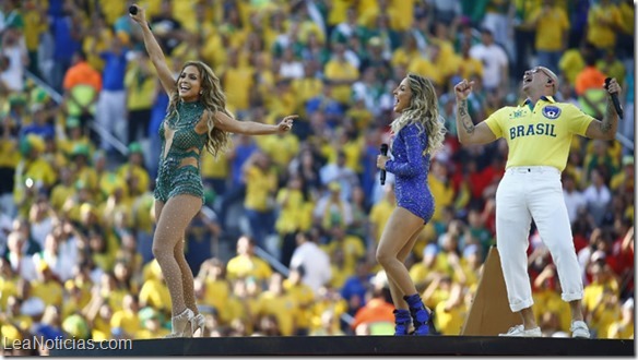 Jennifer-Claudia-Leitte-Pitbull-Mundial