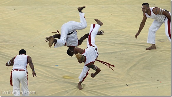 capoeira-podia-faltar-ceremonia-brasilena_MDSIMA20140612_0425_1
