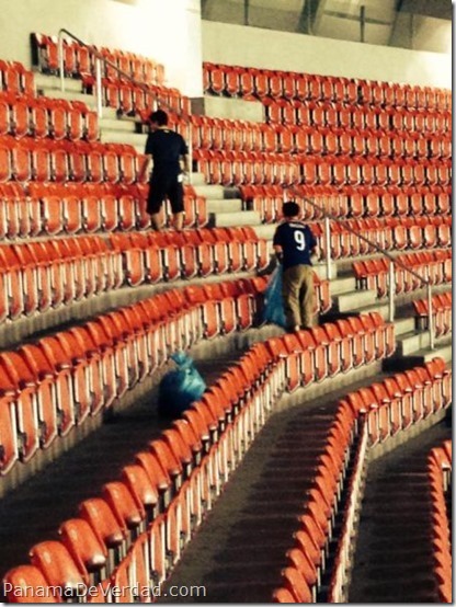 fans-japoneses-limpian-el-estadio-3