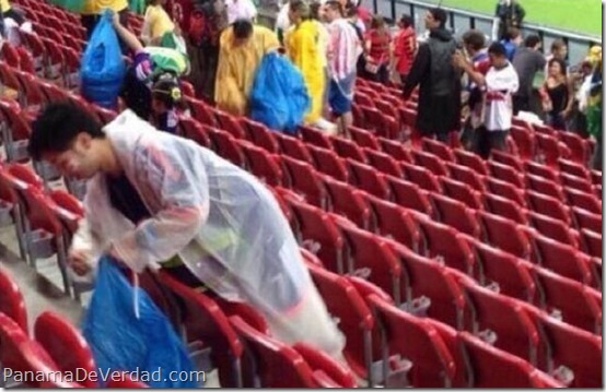 fans-japoneses-limpian-el-estadio-4
