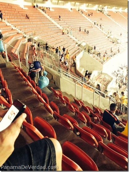 fans-japoneses-limpian-el-estadio