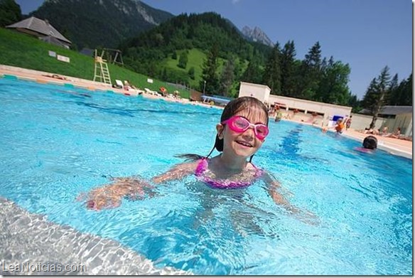 piscina niña