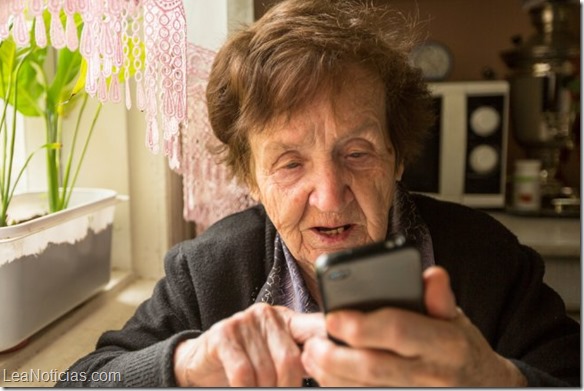 abuelos usando celular