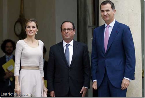 HOLLANDE RECIBE EN EL ELÍSEO A LOS REYES FELIPE Y LETIZIA