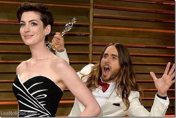 jared-letto-anne-photobombing--644x362