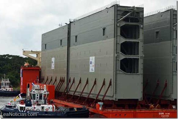 View of the ship carrying four new gates for the Panama Canal, heading to the port of Colon, 90 km west of Panama City, on August 20, 2013. The new locks will allow the passage of freighters with a cargo capacity of up to 12,000 containers. AFP PHOTO / Rodrigo ARANGUA