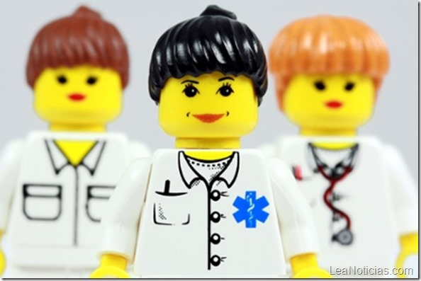 Lego-triunfa-con-su-coleccion-de-figuritas-de-mujeres-cientificas 001