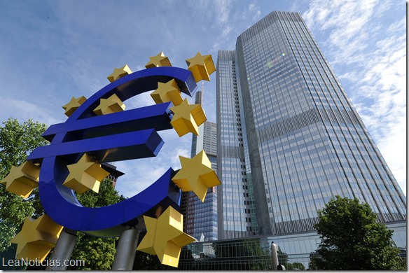 (111221) -- BERLIN, Dec. 21, 2011 (Xinhua) -- File photo taken on July 19, 2011 shows the European Central Bank (ECB) headquarters building and the euro sign in Frankfurt, Germany. The eurozone banks can take a total of 489 billion euros (643 billion U.S. dollars) from the European Central Bank (ECB) via its first ever offering of 3-year funding, the ECB said on Wednesday. (Xinhua/Ma Ning) (zw)