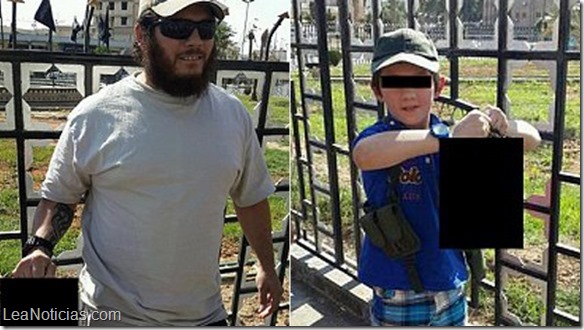 hijo de yihadista australiano sosteniendo una cabeza 2