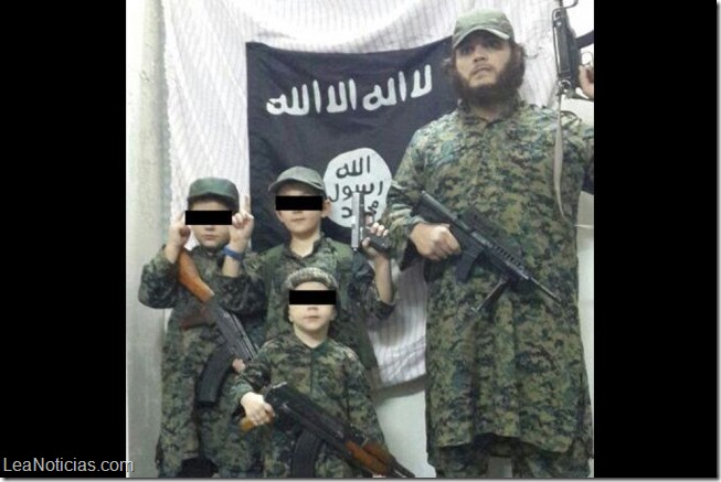 hijo de yihadista australiano sosteniendo una cabeza 3