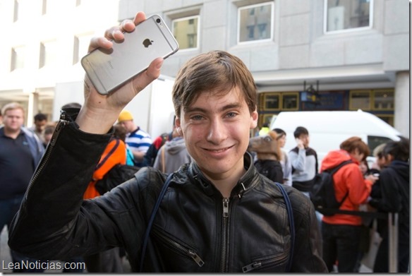 iPhone 6 Perth release. First iPhone6 to hit Perth streets (literally after it was dropped) - Jack Cooksey
Pic Michael O'Brien - The West Australian - 19th September 2014 - FAIRFAX and FIN REVIEW OUT