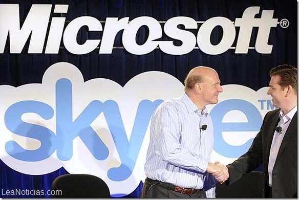 Microsoft Chief Executive Officer (CEO) Steve Ballmer (L) and Skype CEO Tony Bates shake hands at their joint news conference in San Francisco, May 10, 2011. Microsoft and Skype announced Tuesday that they have entered a definitive agreement under which Microsoft will acquire Skype for $8.5 billion from the investor group led by Silver Lake. REUTERS/Susana Bates (UNITED STATES - Tags: BUSINESS SCI TECH IMAGES OF THE DAY)