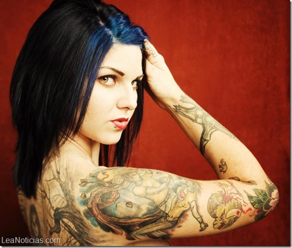 mujer tatuada