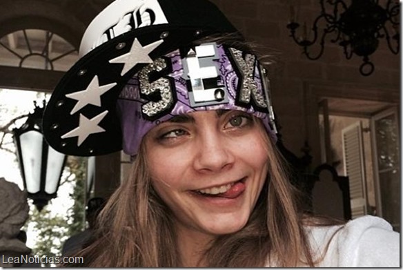 ugly selfie _Cara_Delevingne