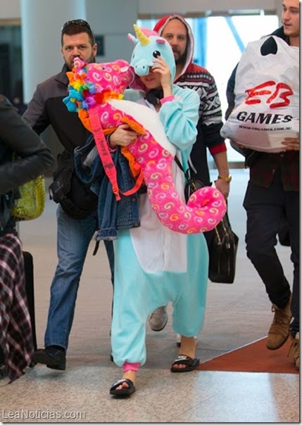 Miley Cyrus uses exotic costumes in Sydney airport