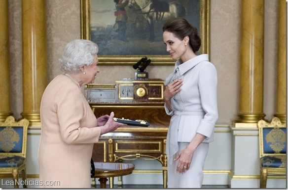 reina isabel y angelida jolie 1