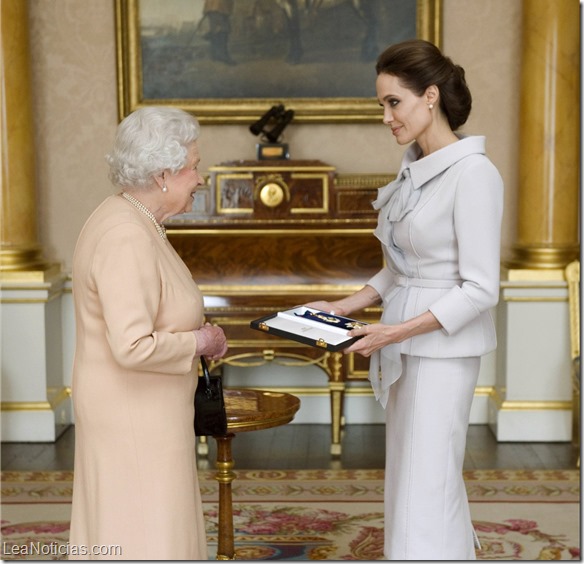 reina isabel y angelida jolie 2