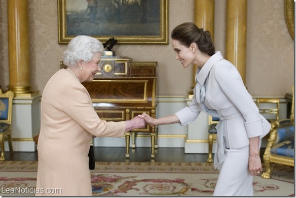 reina isabel y angelida jolie 3