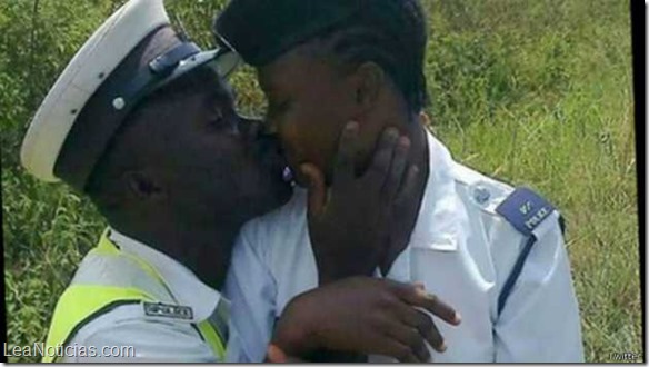 tanzania_beso_policias_despido_624x351_twitter